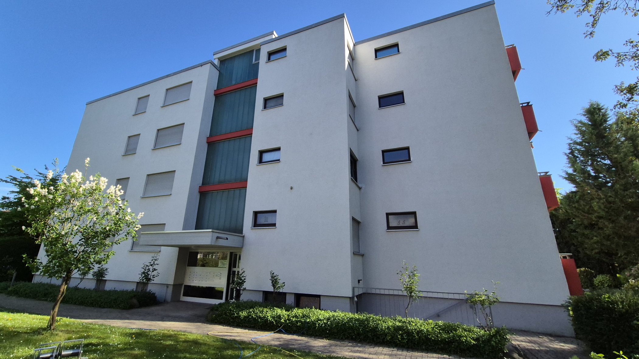 Dieselbe Wohnanlage nach der Reinigung, die Fassade ist wieder weiß