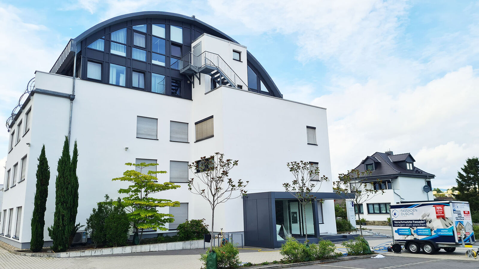 Frisch gereinigtes großes Gebäude mit weißer Fassade