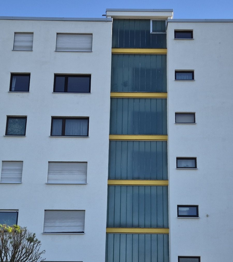 Dieselbe Wohnanlage nach der Reinigung, die Fassade ist wieder weiß